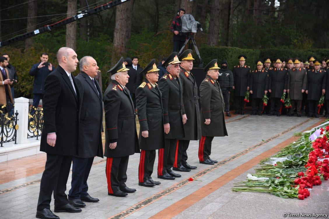 Azərbaycan ictimaiyyəti Fəxri xiyabanda Ulu Öndər Heydər Əliyevin xatirəsini yad edir (FOTO)