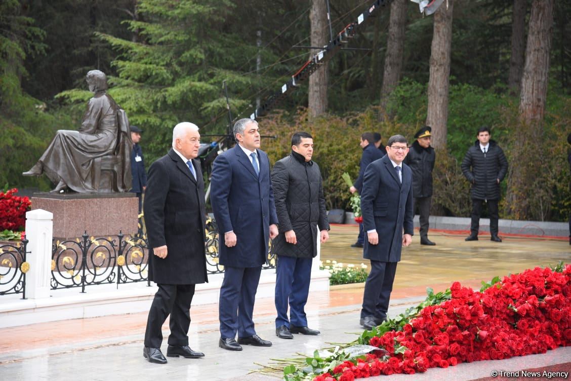 Azərbaycan ictimaiyyəti Fəxri xiyabanda Ulu Öndər Heydər Əliyevin xatirəsini yad edir (FOTO)