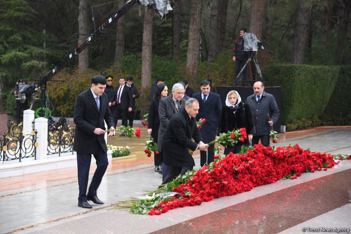 Azərbaycan ictimaiyyəti Fəxri xiyabanda Ulu Öndər Heydər Əliyevin xatirəsini yad edir (FOTO)