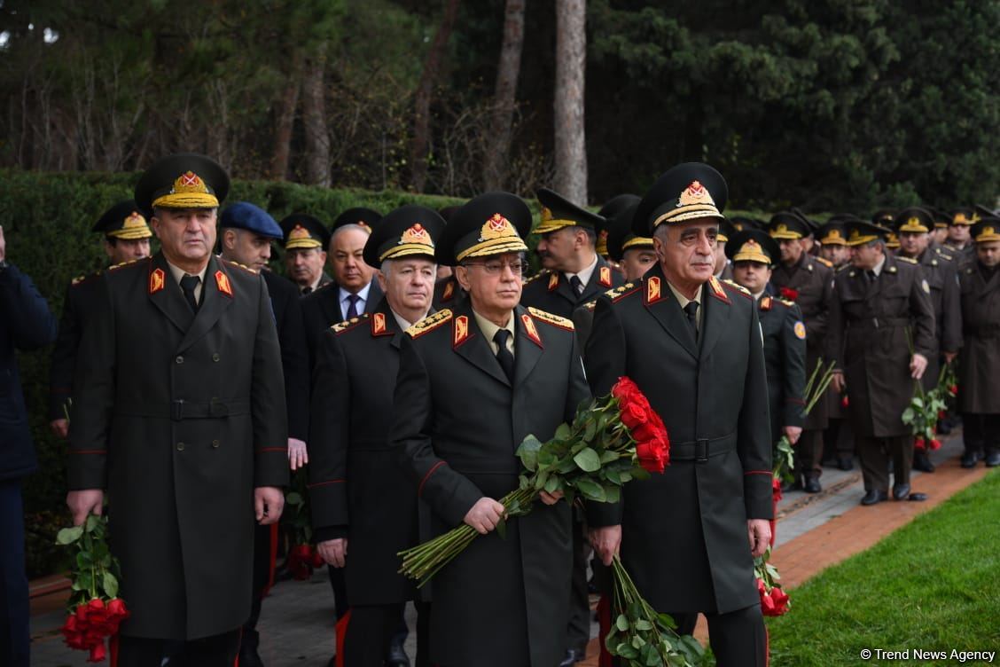 Azərbaycan ictimaiyyəti Fəxri xiyabanda Ulu Öndər Heydər Əliyevin xatirəsini yad edir (FOTO)