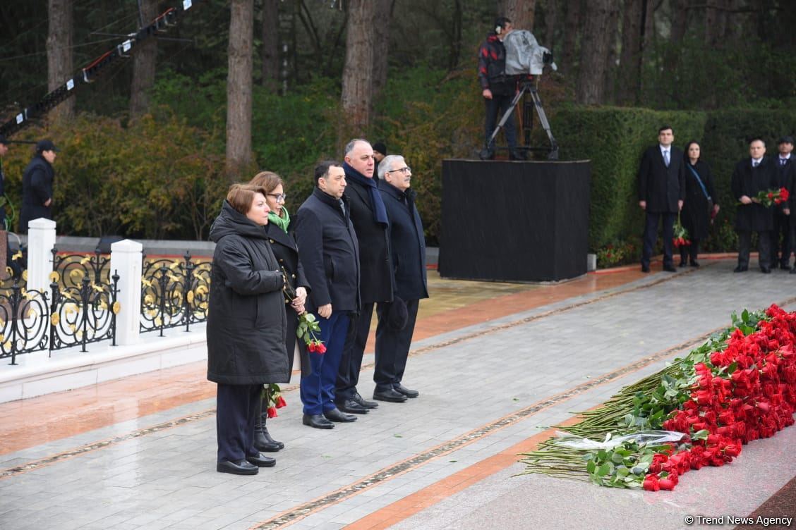 Azərbaycan ictimaiyyəti Fəxri xiyabanda Ulu Öndər Heydər Əliyevin xatirəsini yad edir (FOTO)