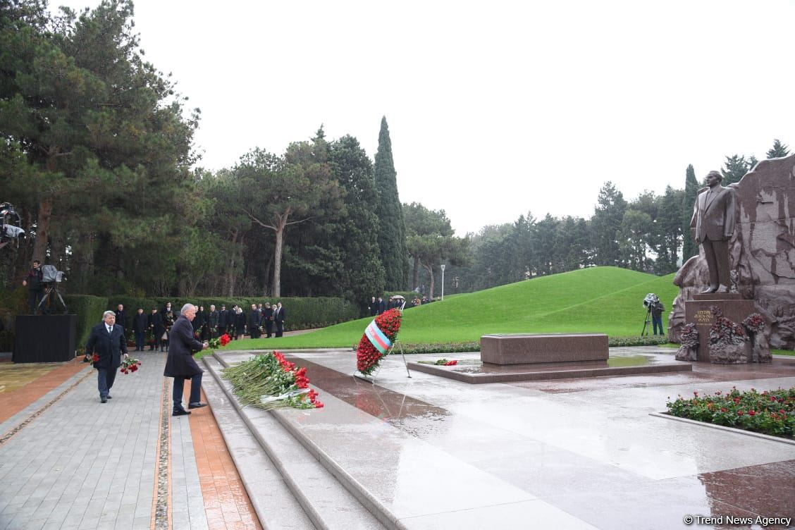 Azərbaycan ictimaiyyəti Fəxri xiyabanda Ulu Öndər Heydər Əliyevin xatirəsini yad edir (FOTO)
