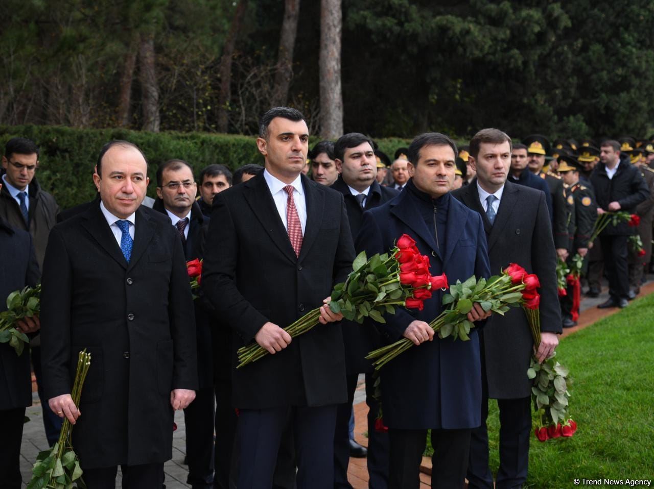 Azərbaycan ictimaiyyəti Fəxri xiyabanda Ulu Öndər Heydər Əliyevin xatirəsini yad edir (FOTO)