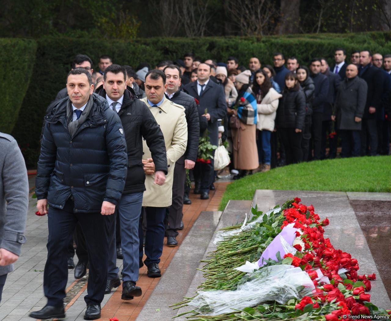 Azərbaycan ictimaiyyəti Fəxri xiyabanda Ulu Öndər Heydər Əliyevin xatirəsini yad edir (FOTO)