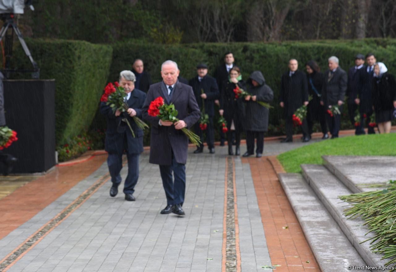 Azərbaycan ictimaiyyəti Fəxri xiyabanda Ulu Öndər Heydər Əliyevin xatirəsini yad edir (FOTO)