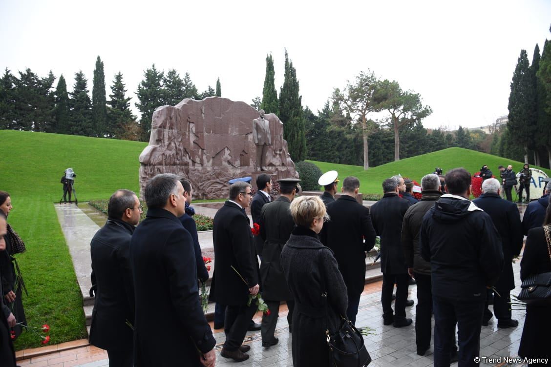 Azərbaycan ictimaiyyəti Fəxri xiyabanda Ulu Öndər Heydər Əliyevin xatirəsini yad edir (FOTO)