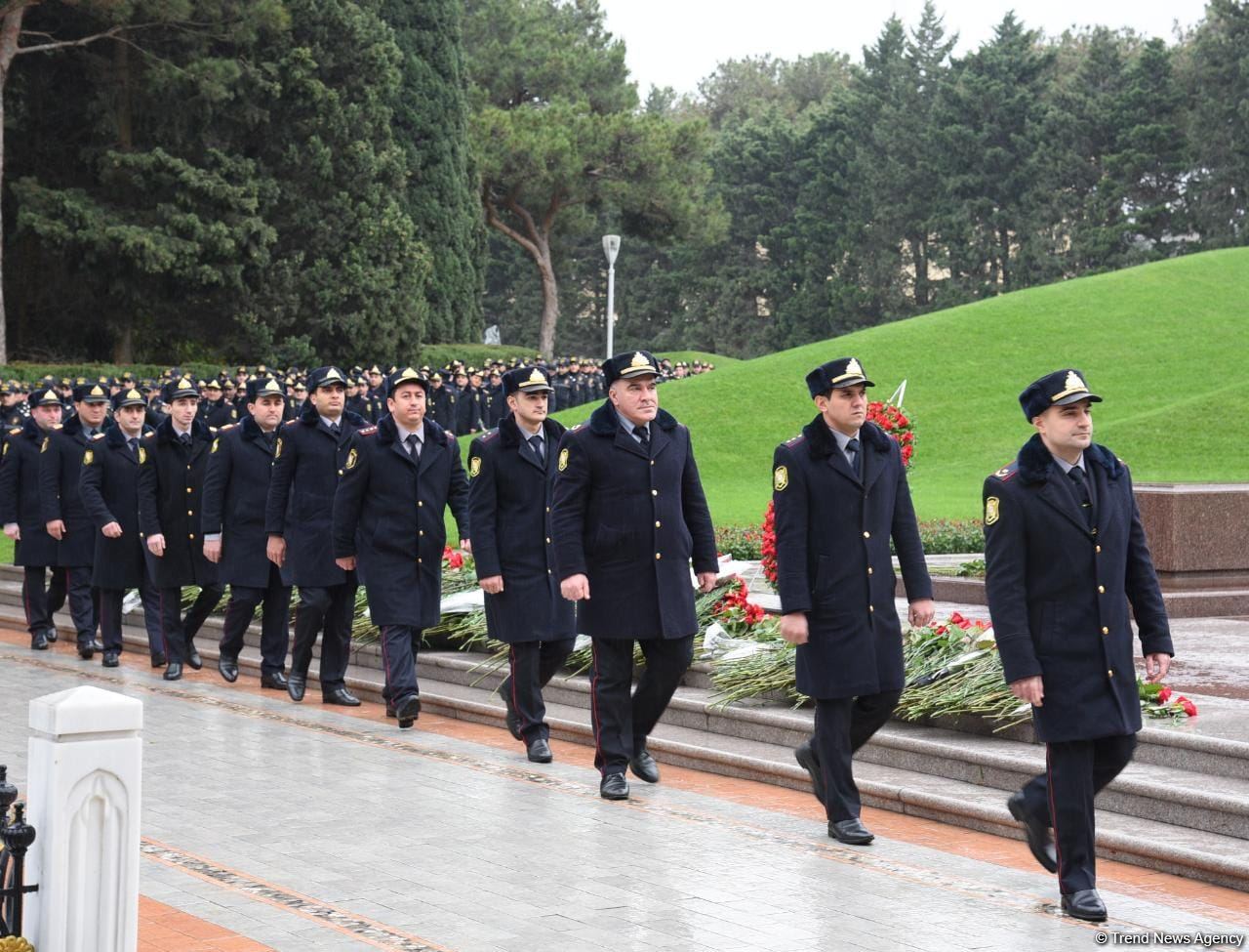 Azərbaycan ictimaiyyəti Fəxri xiyabanda Ulu Öndər Heydər Əliyevin xatirəsini yad edir (FOTO)