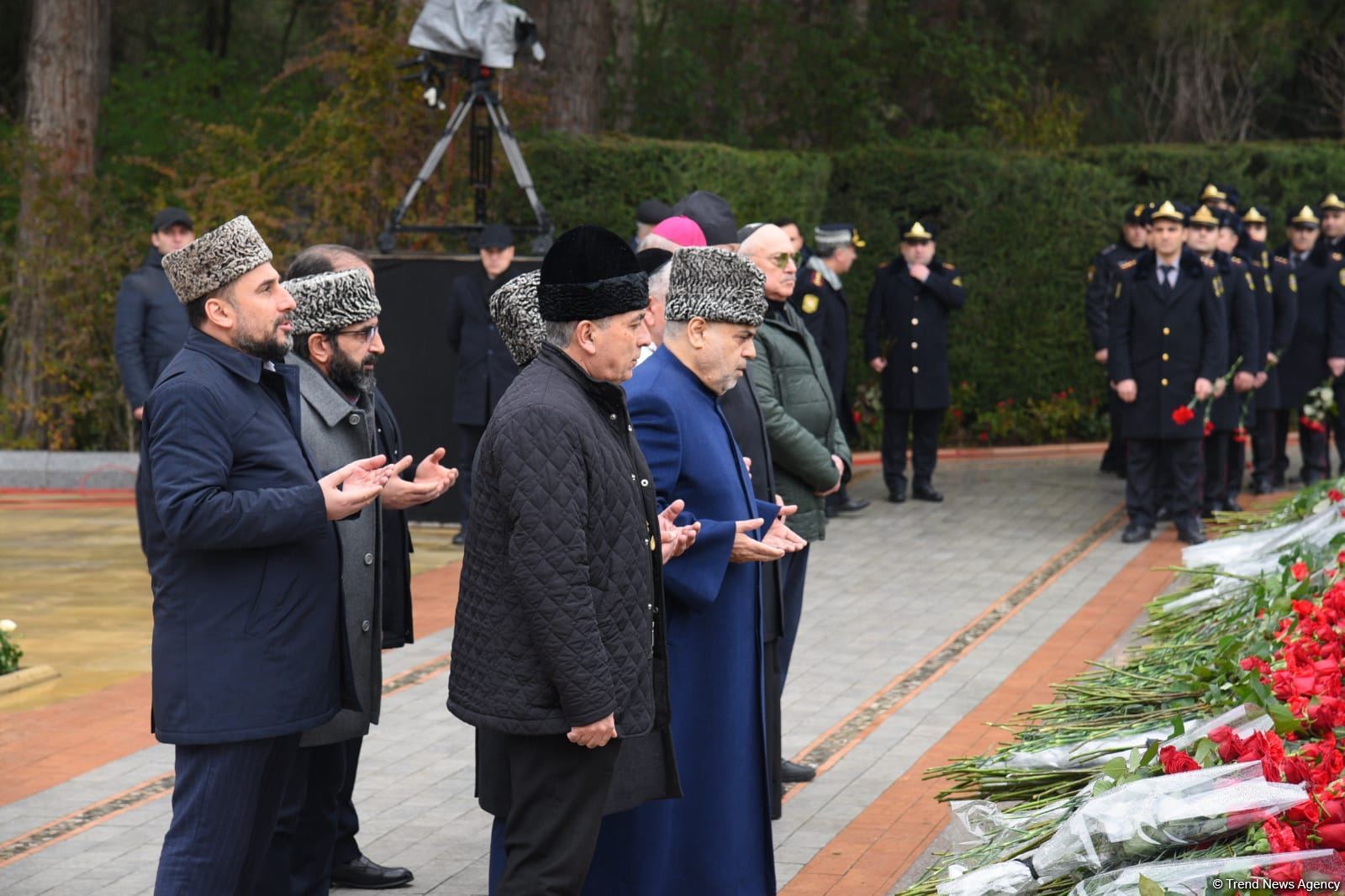Azərbaycan ictimaiyyəti Fəxri xiyabanda Ulu Öndər Heydər Əliyevin xatirəsini yad edir (FOTO)