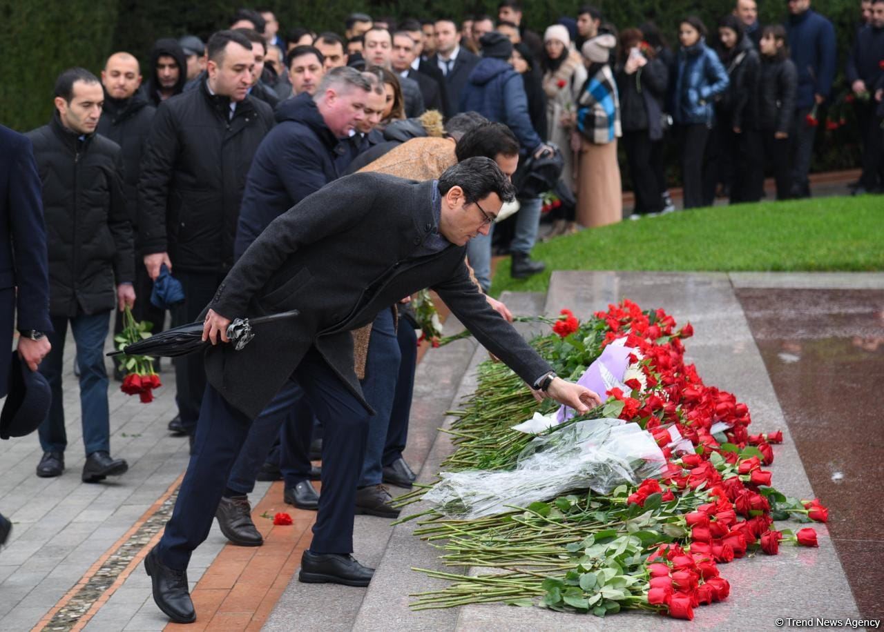 Azərbaycan ictimaiyyəti Fəxri xiyabanda Ulu Öndər Heydər Əliyevin xatirəsini yad edir (FOTO)