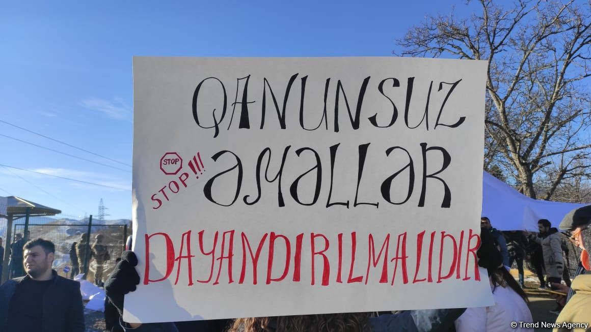 Etiraz edən azərbaycanlılar Rusiya sülhməramlılarının komandanının gəlişini tələb edirlər (FOTO/VİDEO)