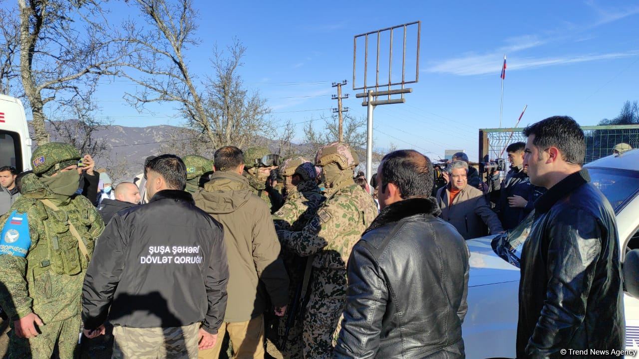 Azərbaycanlılar Qarabağda sülhməramlıların postu yaxınlığında etiraz aksiyası keçirirlər, çadırlar qurulur (FOTO/VİDEO)