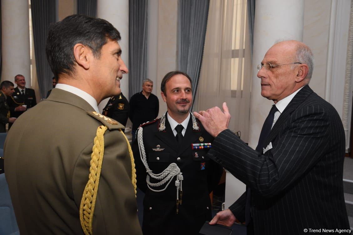 Hikmət Hacıyev Şuşa-Xankəndi yolunda mövcud vəziyyət barədə diplomatik nümayəndəliklərin rəhbərlərinə məlumat verib