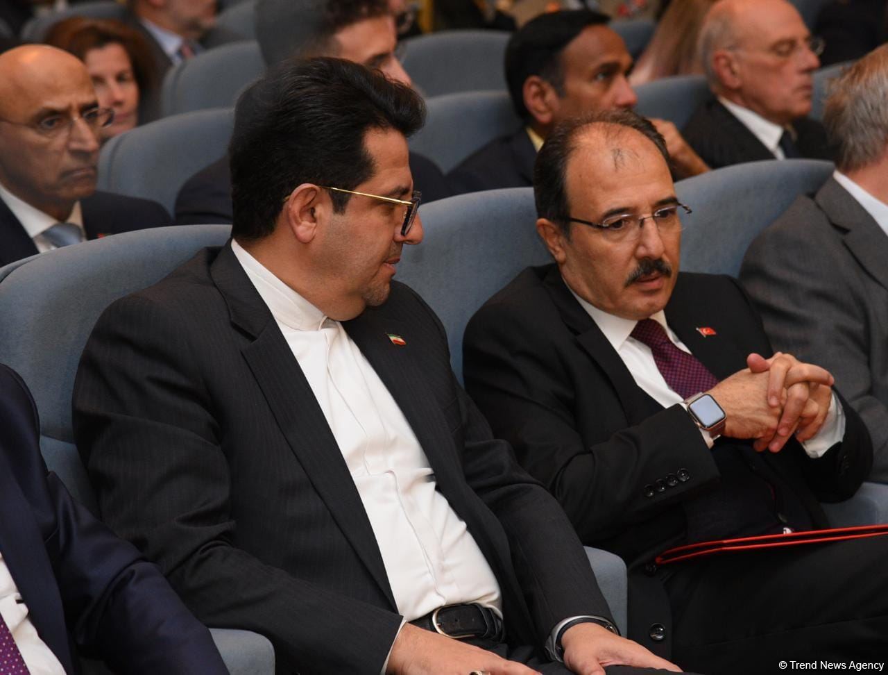 Hikmət Hacıyev Şuşa-Xankəndi yolunda mövcud vəziyyət barədə diplomatik nümayəndəliklərin rəhbərlərinə məlumat verib