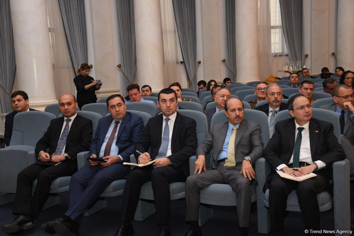 Hikmət Hacıyev Şuşa-Xankəndi yolunda mövcud vəziyyət barədə diplomatik nümayəndəliklərin rəhbərlərinə məlumat verib