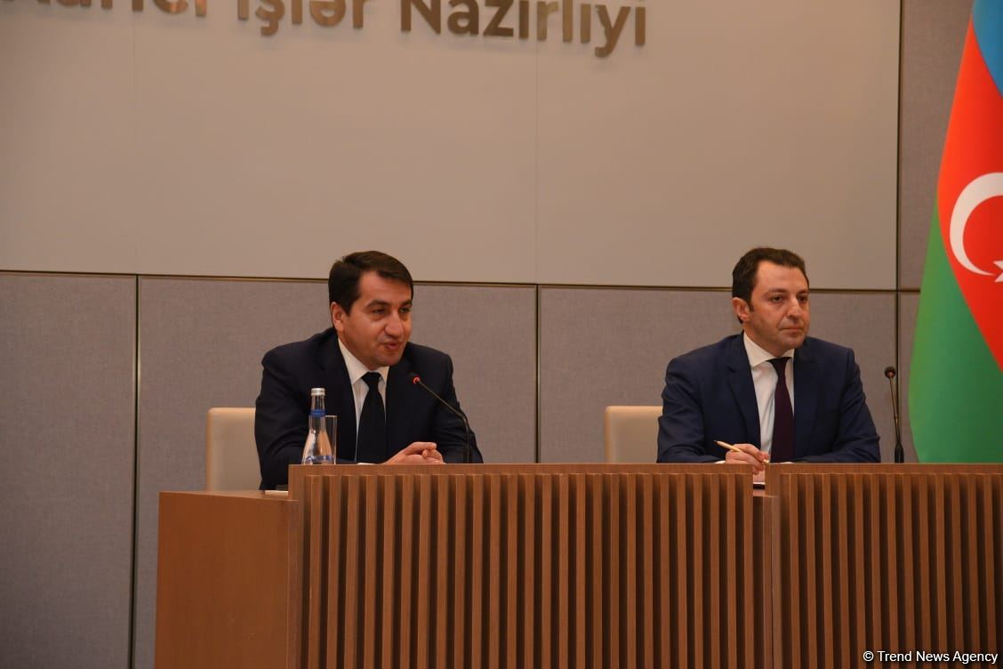 Hikmət Hacıyev Şuşa-Xankəndi yolunda mövcud vəziyyət barədə diplomatik nümayəndəliklərin rəhbərlərinə məlumat verib
