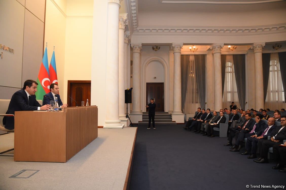 Hikmət Hacıyev Şuşa-Xankəndi yolunda mövcud vəziyyət barədə diplomatik nümayəndəliklərin rəhbərlərinə məlumat verib