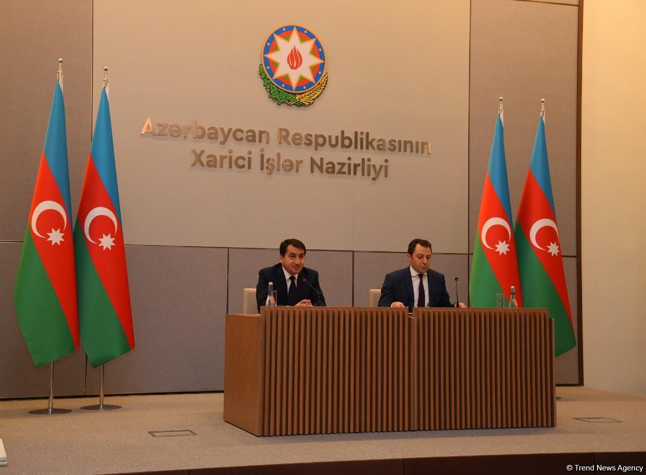 Hikmət Hacıyev Şuşa-Xankəndi yolunda mövcud vəziyyət barədə diplomatik nümayəndəliklərin rəhbərlərinə məlumat verib