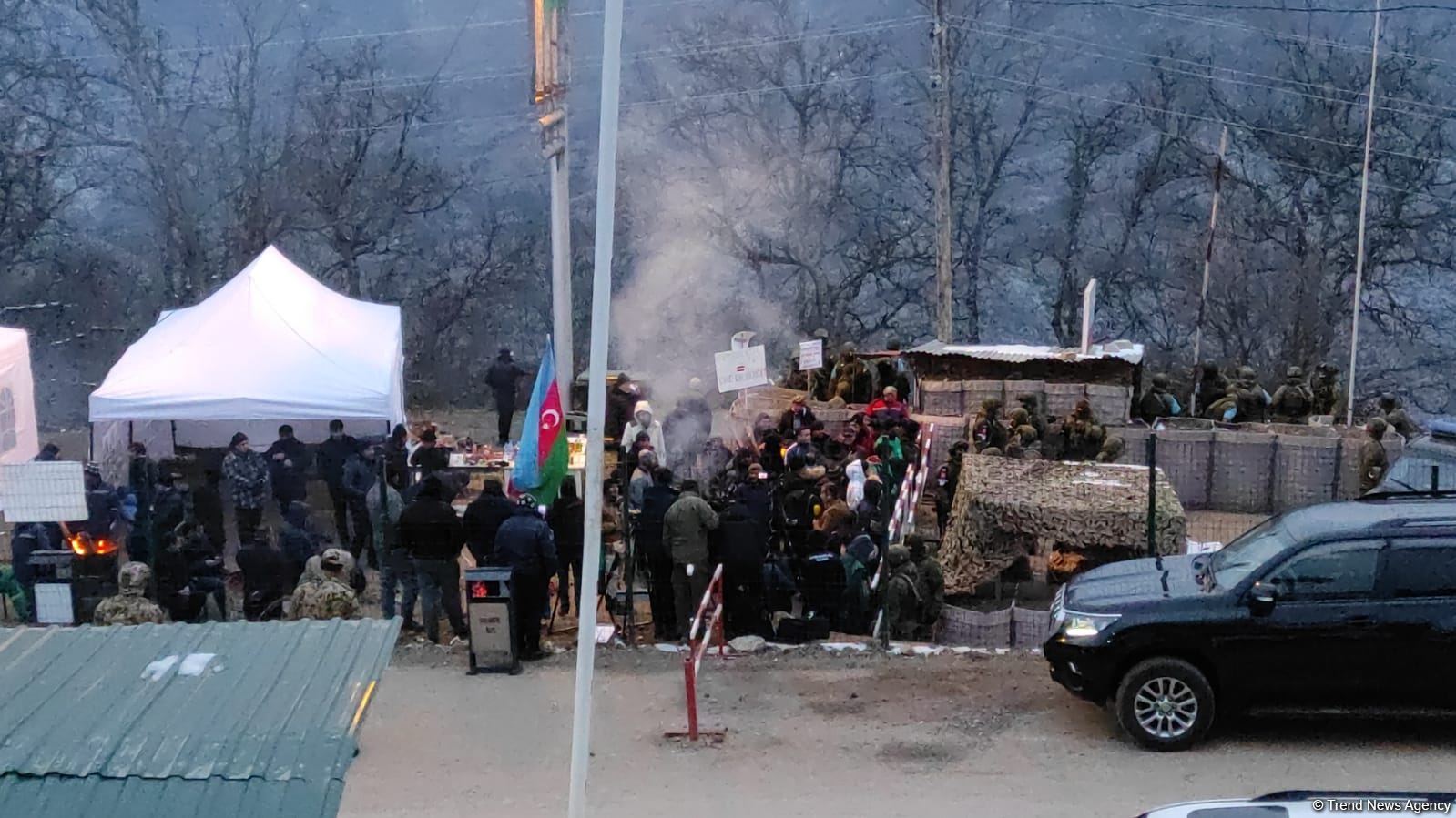 Rusiya sülhməramlılarının məsuliyyət zonasında etiraz aksiyası 19 saatdan çoxdur davam edir (FOTO/VİDEO)