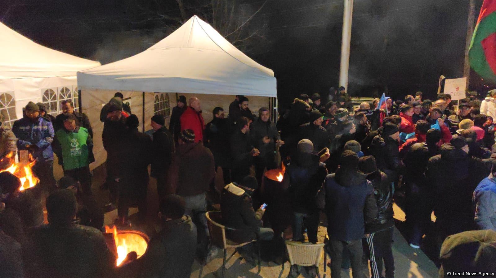 Rusiya sülhməramlılarının məsuliyyət zonasında etiraz aksiyası 19 saatdan çoxdur davam edir (FOTO/VİDEO)