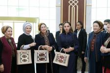 Birinci vitse-prezident Mehriban Əliyeva Türkmənbaşı şəhərində təsviri və dekorativ sənət əsərlərindən ibarət sərgilərlə tanış olub (FOTO/VİDEO) (YENİLƏNİB)