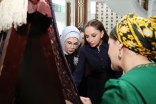 Birinci vitse-prezident Mehriban Əliyeva Türkmənbaşı şəhərində təsviri və dekorativ sənət əsərlərindən ibarət sərgilərlə tanış olub (FOTO/VİDEO) (YENİLƏNİB)