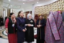 Birinci vitse-prezident Mehriban Əliyeva Türkmənbaşı şəhərində təsviri və dekorativ sənət əsərlərindən ibarət sərgilərlə tanış olub (FOTO/VİDEO) (YENİLƏNİB)