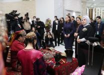 Birinci vitse-prezident Mehriban Əliyeva Türkmənbaşı şəhərində təsviri və dekorativ sənət əsərlərindən ibarət sərgilərlə tanış olub (FOTO/VİDEO) (YENİLƏNİB)
