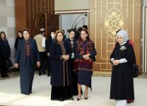 Birinci vitse-prezident Mehriban Əliyeva Türkmənbaşı şəhərində təsviri və dekorativ sənət əsərlərindən ibarət sərgilərlə tanış olub (FOTO/VİDEO) (YENİLƏNİB)