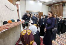 Birinci vitse-prezident Mehriban Əliyeva Türkmənbaşı şəhərində təsviri və dekorativ sənət əsərlərindən ibarət sərgilərlə tanış olub (FOTO/VİDEO) (YENİLƏNİB)
