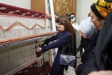 Birinci vitse-prezident Mehriban Əliyeva Türkmənbaşı şəhərində təsviri və dekorativ sənət əsərlərindən ibarət sərgilərlə tanış olub (FOTO/VİDEO) (YENİLƏNİB)