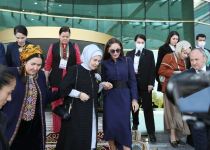 Birinci vitse-prezident Mehriban Əliyeva Türkmənbaşı şəhərində təsviri və dekorativ sənət əsərlərindən ibarət sərgilərlə tanış olub (FOTO/VİDEO) (YENİLƏNİB)