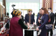 Birinci vitse-prezident Mehriban Əliyeva Türkmənbaşı şəhərində təsviri və dekorativ sənət əsərlərindən ibarət sərgilərlə tanış olub (FOTO/VİDEO) (YENİLƏNİB)