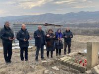 Övladları Milli Qəhrəman Əliyar Əliyevin məzarını ziyarət edib (FOTO)
