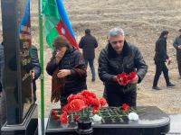 Övladları Milli Qəhrəman Əliyar Əliyevin məzarını ziyarət edib (FOTO)