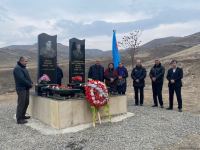 Övladları Milli Qəhrəman Əliyar Əliyevin məzarını ziyarət edib (FOTO)