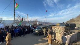 Rusiya sülhməramlılarına aid təminat maşınları maneəsiz şəkildə Laçın yolundan keçib (FOTO/VİDEO)
