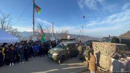 Rusiya sülhməramlılarına aid təminat maşınları maneəsiz şəkildə Laçın yolundan keçib (FOTO/VİDEO)