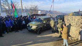 Rusiya sülhməramlılarına aid təminat maşınları maneəsiz şəkildə Laçın yolundan keçib (FOTO/VİDEO)