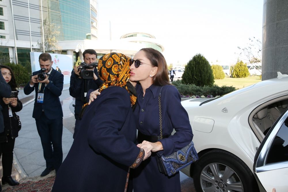Birinci vitse-prezident Mehriban Əliyeva Türkmənbaşı şəhərində təsviri və dekorativ sənət əsərlərindən ibarət sərgilərlə tanış olub (FOTO/VİDEO) (YENİLƏNİB)
