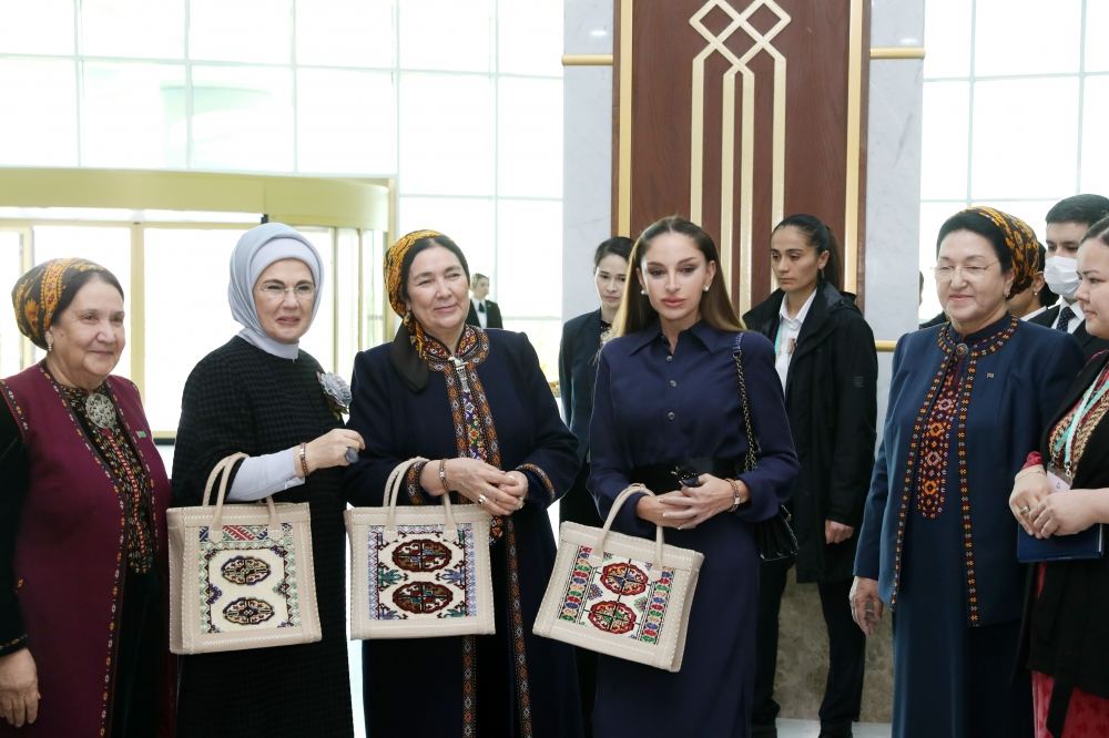 Birinci vitse-prezident Mehriban Əliyeva Türkmənbaşı şəhərində təsviri və dekorativ sənət əsərlərindən ibarət sərgilərlə tanış olub (FOTO/VİDEO) (YENİLƏNİB)