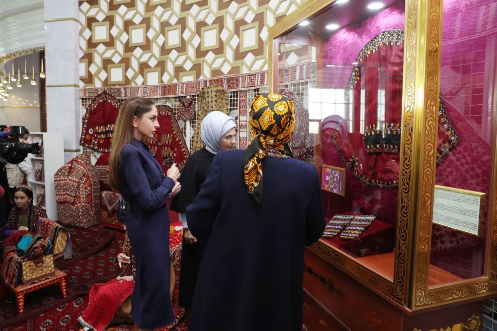 Birinci vitse-prezident Mehriban Əliyeva Türkmənbaşı şəhərində təsviri və dekorativ sənət əsərlərindən ibarət sərgilərlə tanış olub (FOTO/VİDEO) (YENİLƏNİB)