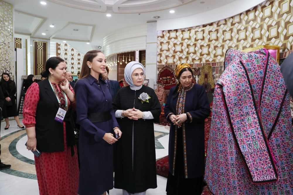 Birinci vitse-prezident Mehriban Əliyeva Türkmənbaşı şəhərində təsviri və dekorativ sənət əsərlərindən ibarət sərgilərlə tanış olub (FOTO/VİDEO) (YENİLƏNİB)