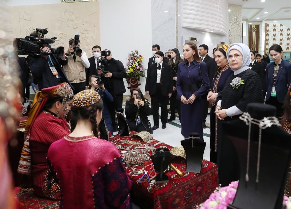 Birinci vitse-prezident Mehriban Əliyeva Türkmənbaşı şəhərində təsviri və dekorativ sənət əsərlərindən ibarət sərgilərlə tanış olub (FOTO/VİDEO) (YENİLƏNİB)