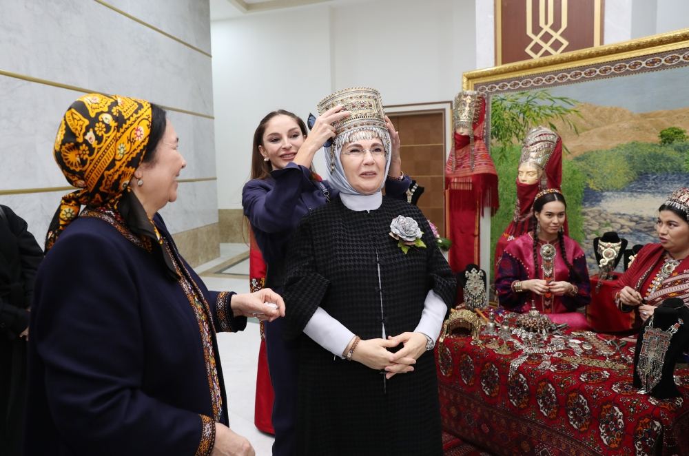 Birinci vitse-prezident Mehriban Əliyeva Türkmənbaşı şəhərində təsviri və dekorativ sənət əsərlərindən ibarət sərgilərlə tanış olub (FOTO/VİDEO) (YENİLƏNİB)