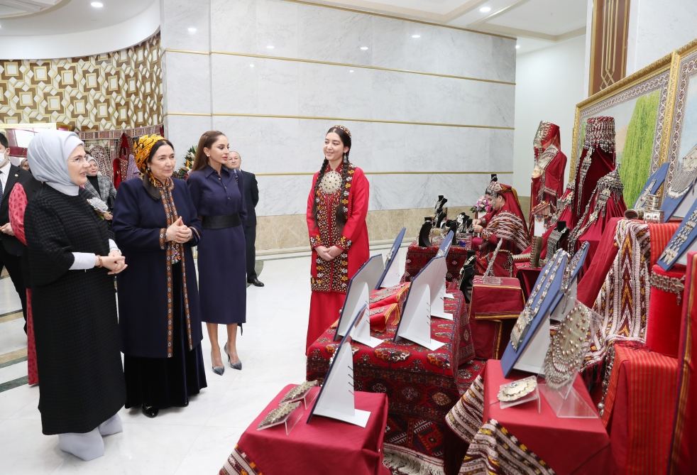 Birinci vitse-prezident Mehriban Əliyeva Türkmənbaşı şəhərində təsviri və dekorativ sənət əsərlərindən ibarət sərgilərlə tanış olub (FOTO/VİDEO) (YENİLƏNİB)