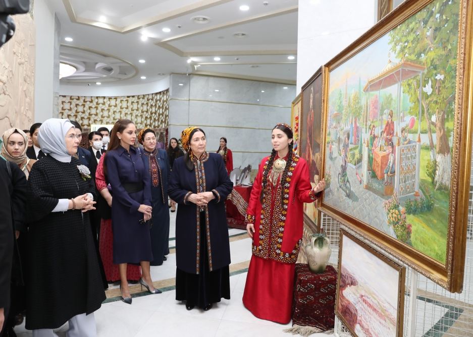 Birinci vitse-prezident Mehriban Əliyeva Türkmənbaşı şəhərində təsviri və dekorativ sənət əsərlərindən ibarət sərgilərlə tanış olub (FOTO/VİDEO) (YENİLƏNİB)
