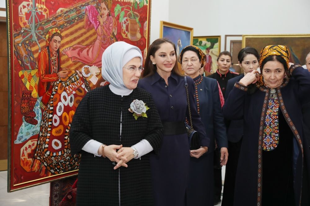 Birinci vitse-prezident Mehriban Əliyeva Türkmənbaşı şəhərində təsviri və dekorativ sənət əsərlərindən ibarət sərgilərlə tanış olub (FOTO/VİDEO) (YENİLƏNİB)