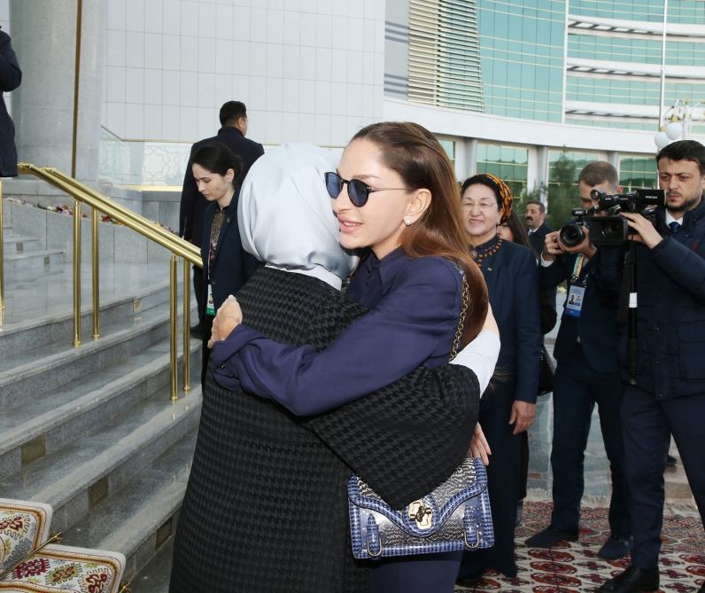 Birinci vitse-prezident Mehriban Əliyeva Türkmənbaşı şəhərində təsviri və dekorativ sənət əsərlərindən ibarət sərgilərlə tanış olub (FOTO/VİDEO) (YENİLƏNİB)