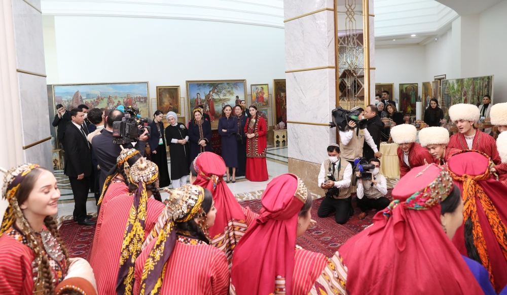 Birinci vitse-prezident Mehriban Əliyeva Türkmənbaşı şəhərində təsviri və dekorativ sənət əsərlərindən ibarət sərgilərlə tanış olub (FOTO/VİDEO) (YENİLƏNİB)