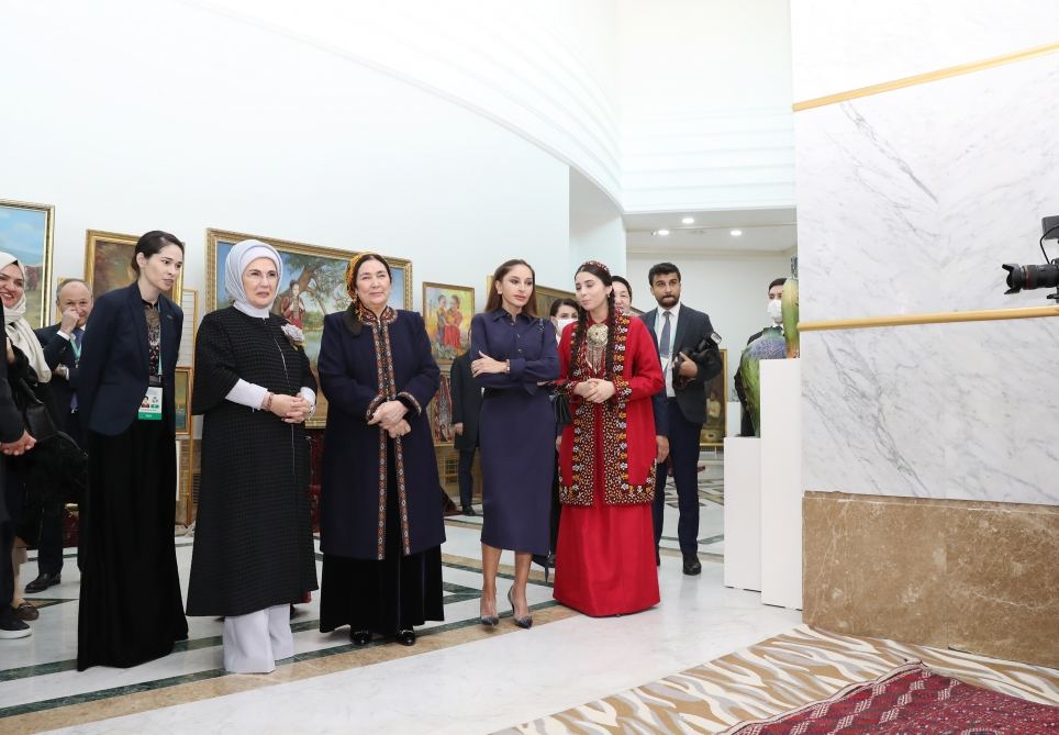 Birinci vitse-prezident Mehriban Əliyeva Türkmənbaşı şəhərində təsviri və dekorativ sənət əsərlərindən ibarət sərgilərlə tanış olub (FOTO/VİDEO) (YENİLƏNİB)